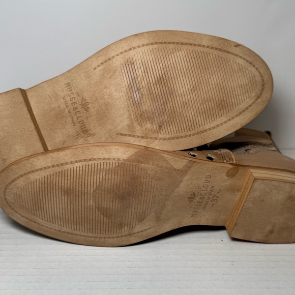 Musse & Cloud leather Ankle Booties sold At Anthropologie. Size 6 - Picture 7 of 11